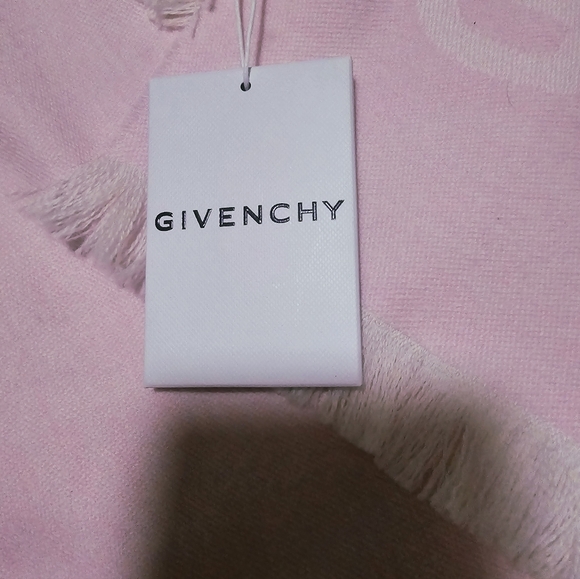 Givenchy New Light Pink oversized Shawl/Scarf wool/ Silk NWT Authentic ❣️ - Picture 4 of 10